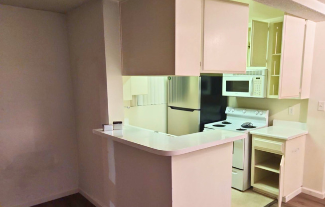 Live in the Heart of Beverly Hills: Charming Studio with Modern Updates – Apply Today!