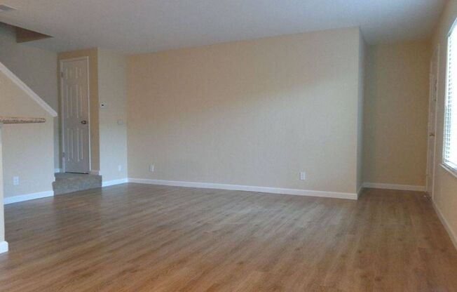 $2,290 /2 BR - 920 S.F. GORGEOUS UPSTAIRS IRVINGTON UNIT IN CENTRAL FREMONT