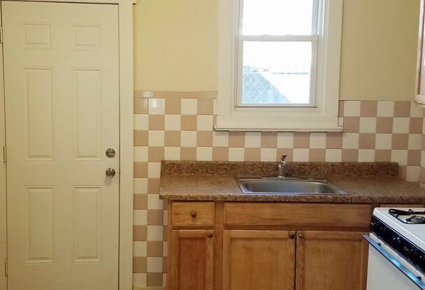 2 beds, 1 bath, $1,400