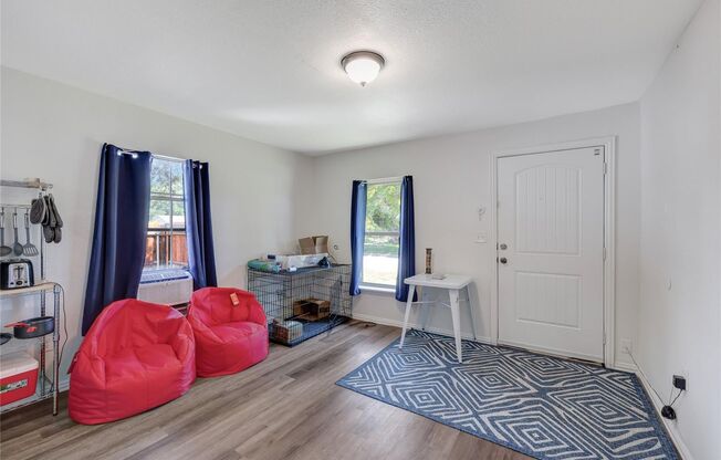 2 beds, 1 bath, $1,300