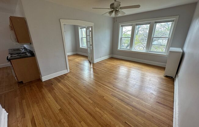 2 beds, 1 bath, 950 sqft, $1,700, Unit 3902-3A