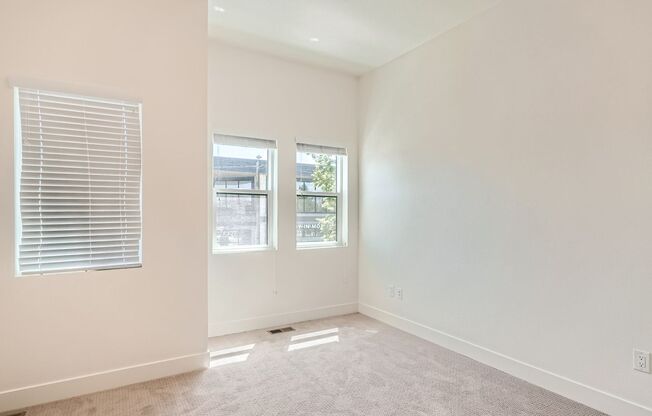 3 beds, 3.5 baths, $3,800, Unit 2887 Fairfax St