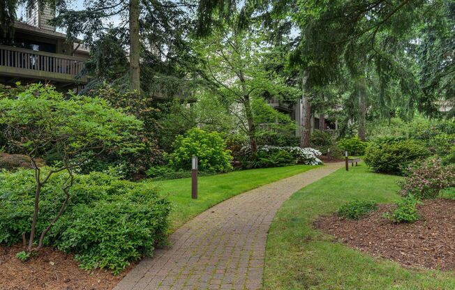 Huge, refreshed 2 bedroom-2 bath in Chambery Park, North Seattle w/a Pool!