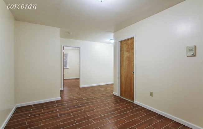 2 beds, 1 bath, $2,600, Unit 1R