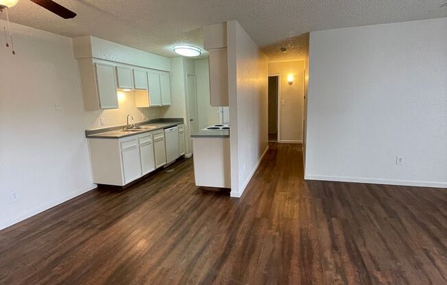 2 beds, 1 bath, 993 sqft, $1,595, Unit 13-18