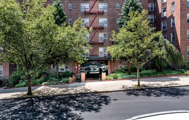 2 beds, 1 bath, $2,600, Unit 3B