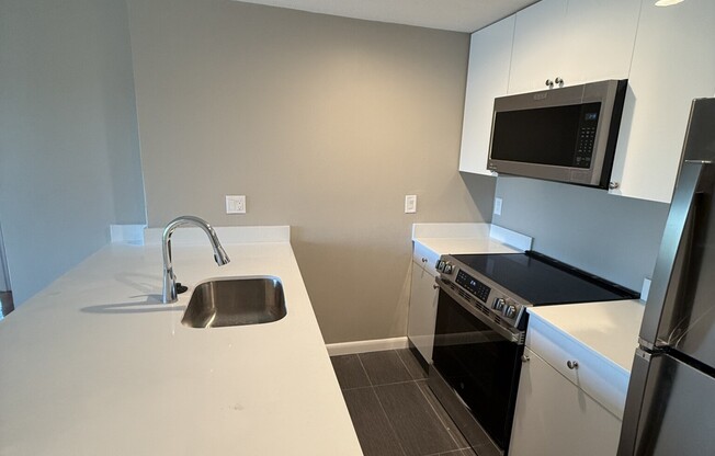 2 beds, 1 bath, $3,400, Unit 31