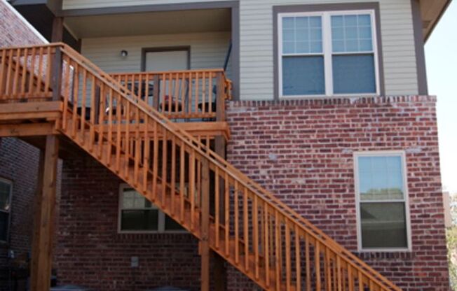 2 beds, 1 bath, 1,100 sqft, $1,695, Unit 615 - Unit 201 Duplex B1100