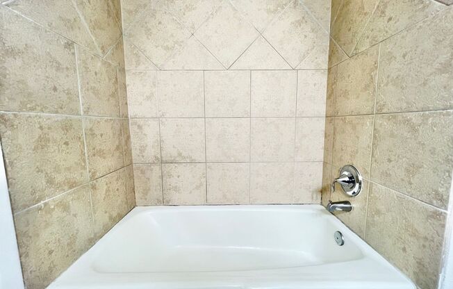 2 beds, 1 bath, 810 sqft, $1,095, Unit 15-C