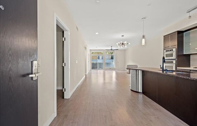 Serene Resort Community, 2 bd, 2 bth, 2 Story Gym, Rooftop Deck, 4 Pools