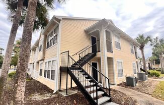 Available NOW! Charming 2 BD / 2 BA in Orlando. Washer and Dryer INCLUDED! Great Location!