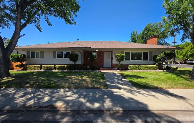 Single story home close to freeway access!