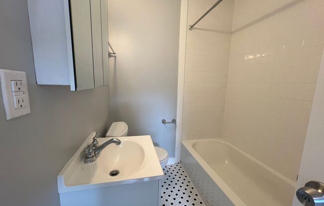1 bed, 1 bath, 450 sqft, $1,599, Unit 5326 Fifth Ave. #24