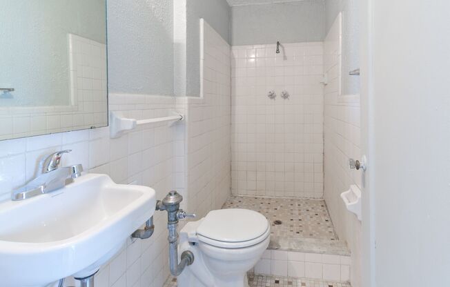 Studio, 1 bath, 450 sqft, $1,095, Unit 204
