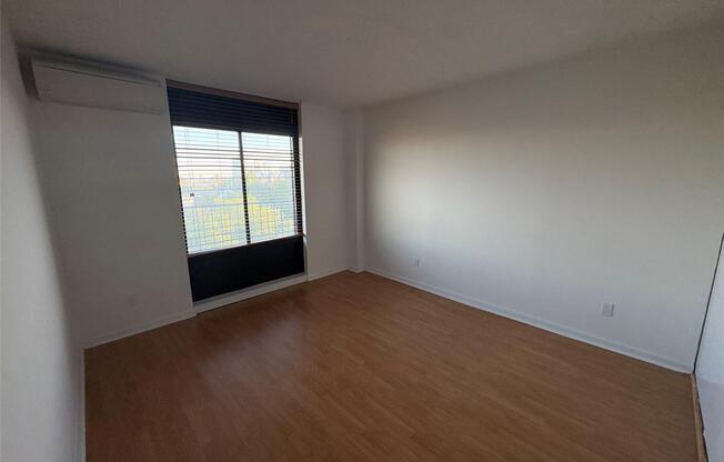 3 beds, 2 baths, 1,375 sqft, $5,200, Unit 9J