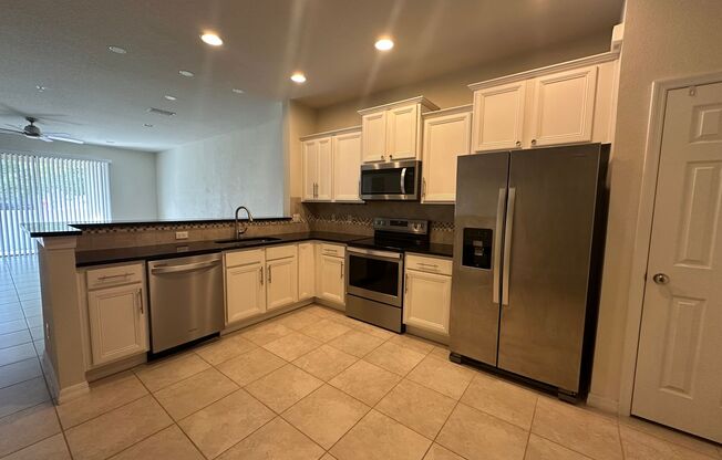 3bd/2.5ba Beautiful Townhome! Move In ASAP!