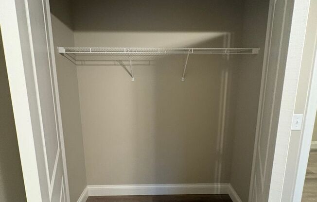 2 beds, 1 bath, 950 sqft, $1,100, Unit 215