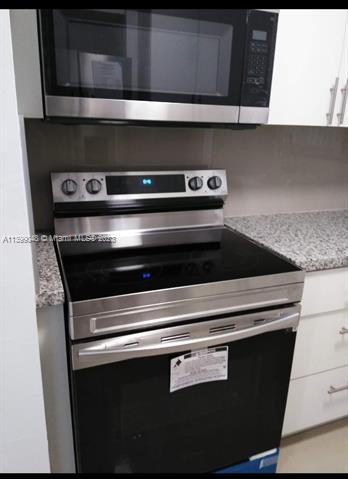 110 FONTAINEBLEAU BL