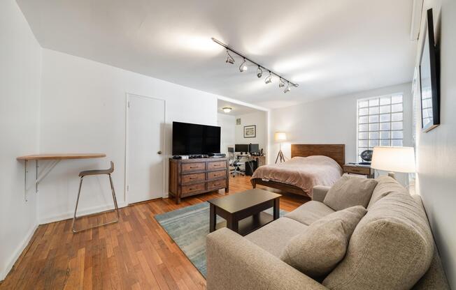 54 E 8 ST