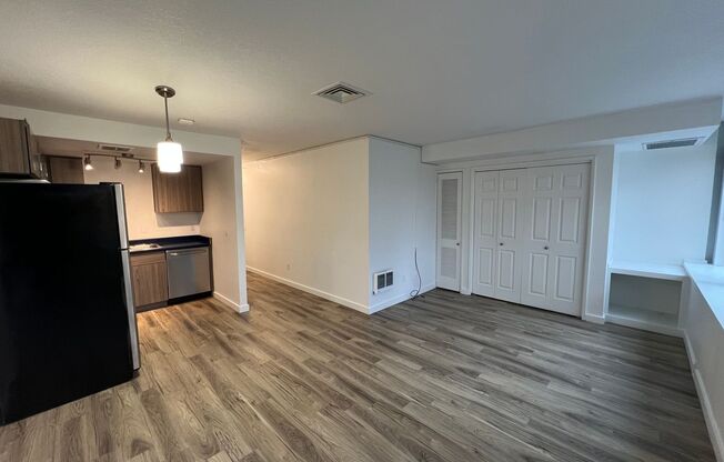 Studio, 1 bath, 390 sqft, $1,150, Unit 206