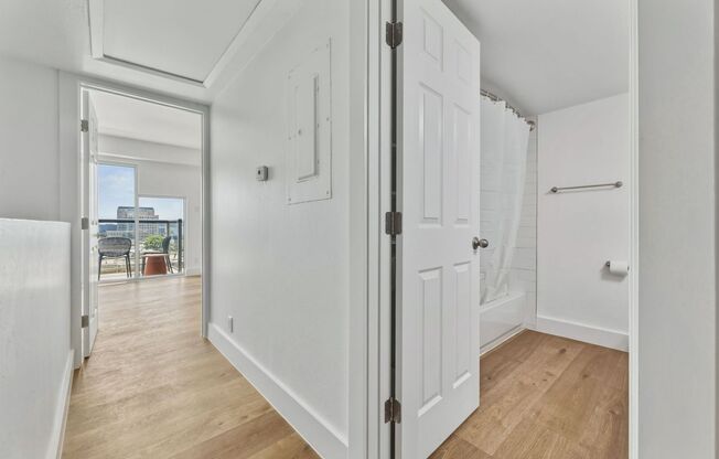 2 beds, 1 bath, 950 sqft, $2,750, Unit 705
