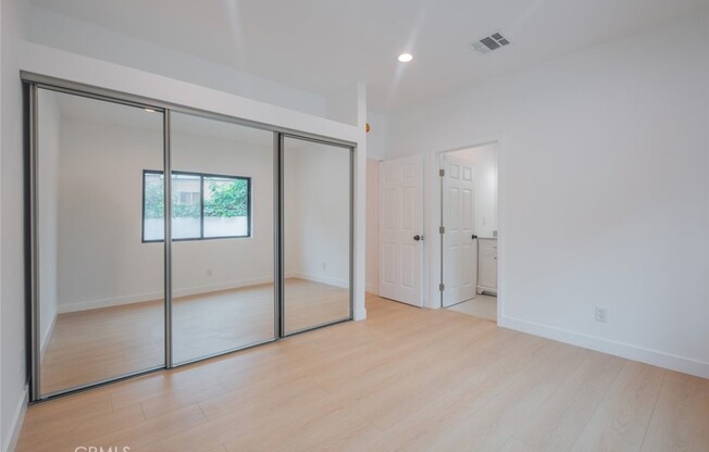 7734 N GLENOAKS BLVD