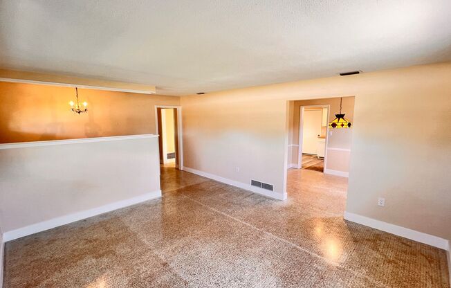 Charming 3 Bedroom and 2 Bath Home in Orlando. BONUS ROOM! Great Location!!