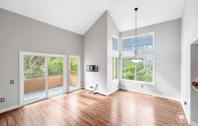 Beautiful 2BD/ 2BA W/ Reserved Parking in Rancho Bernardo!