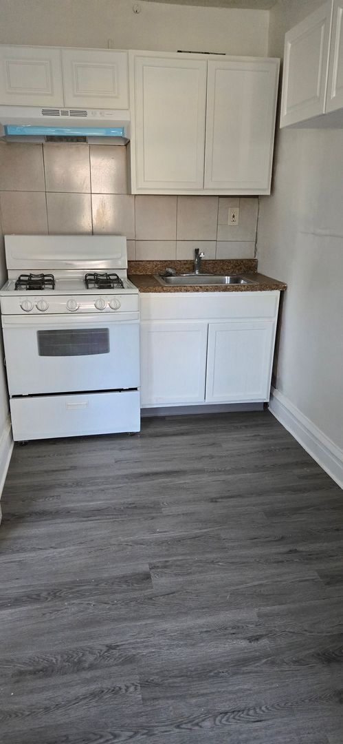 1 bed, 1 bath, $950, Unit Apt B