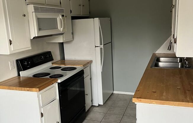 2 beds, 1 bath, 950 sqft, $850, Unit Unit 4