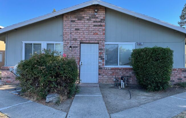 Charming 2-Bedroom Duplex in Sacramento –  Some Utilities Included!