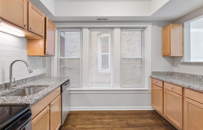 3 beds, 1 bath, 632 sqft, $2,350, Unit 1460-209