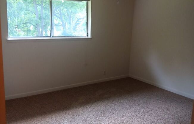 2 beds, 1 bath, 925 sqft, $1,085, Unit X07