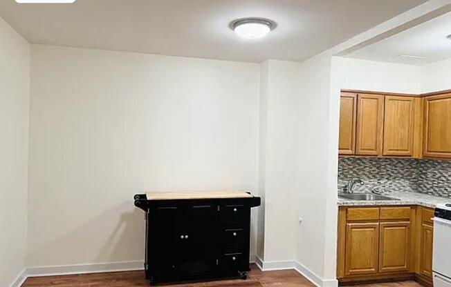 1 bed, 1 bath, 750 sqft, $2,400, Unit 1F