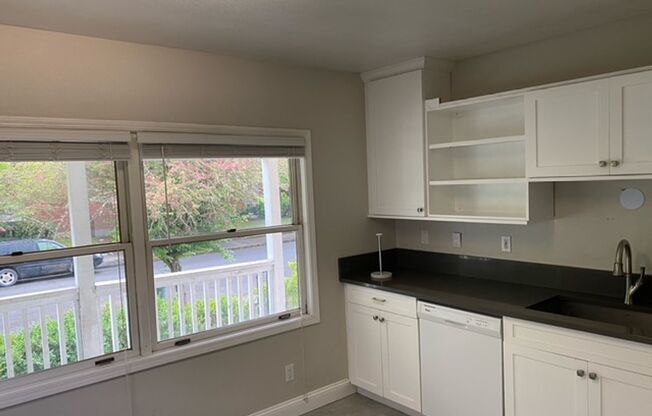 UNIVERSITY LIVING - Beautiful 5 Bedroom Home in St. Johns - Next to University of Portland!