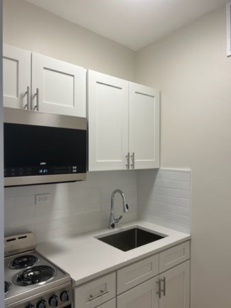 Studio, 1 bath, 357 sqft, $2,100, Unit 8