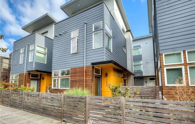 LIKE NEW LUXURY GENESEE PARK TOWNHOME AVAILABLE AUGUST 10TH!