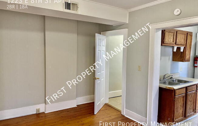 1223 E 8 ST