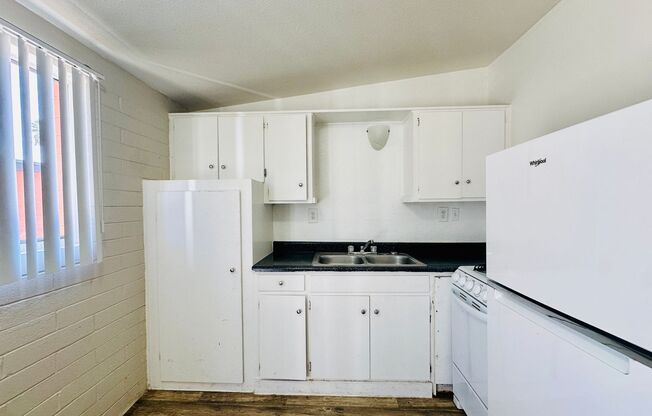 Studio, 1 bath, 400 sqft, $600, Unit Laguna114-28