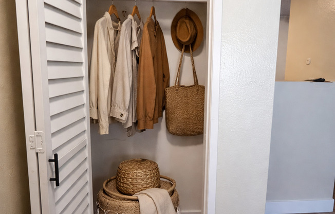 1 bed, 1 bath, 714 sqft, $1,595, Unit 060