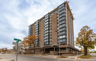 FALL RENT SAVINGS! Unbeatable Views, Ample Amenities, 2 Bed 1.5 Bath Available NOW!