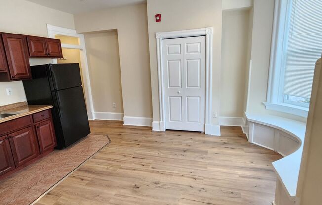 Studio, 1 bath, 400 sqft, $800, Unit 2F