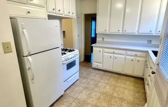 2 beds, 1 bath, 900 sqft, $2,750, Unit 4512 E 15th St