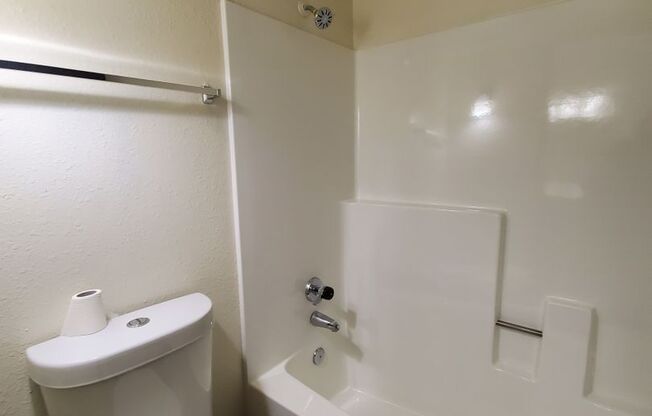 2 beds, 2 baths, 950 sqft, $1,460, Unit 201