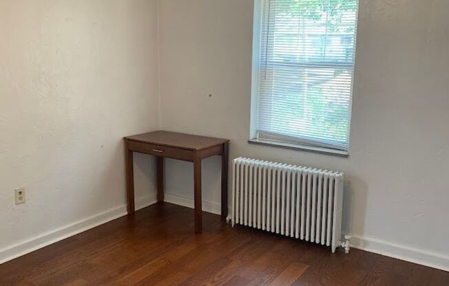 3 beds, 1 bath, $2,250, Unit 306D