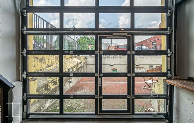 2 beds, 2 baths, $2,300, Unit 727 N. 4th St. Apt. 101