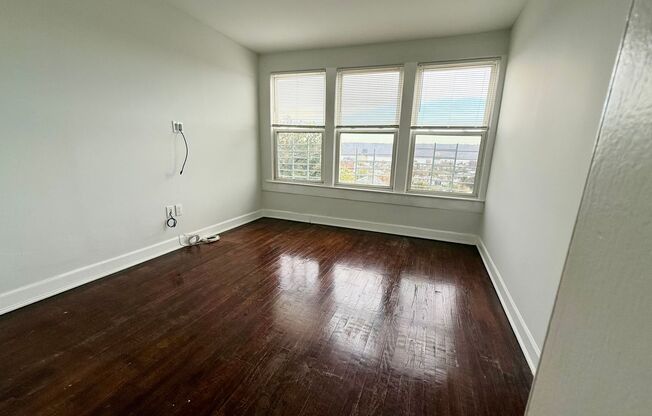 3 beds, 1 bath, $2,700, Unit Apt 3