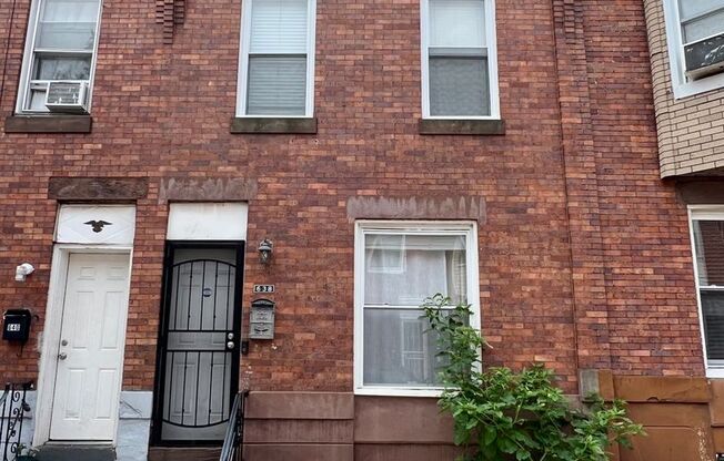Stunning 3-Bedroom Townhome in Harrowgate! Available NOW!