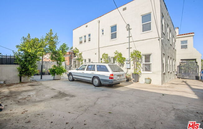 1121 S ORANGE DR