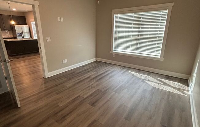 1 bed, 1 bath, 985 sqft, $875, Unit 921
